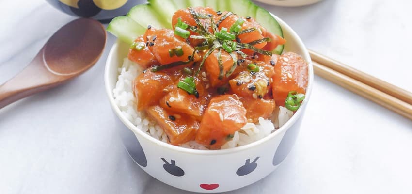 Plato de Poke con salmón